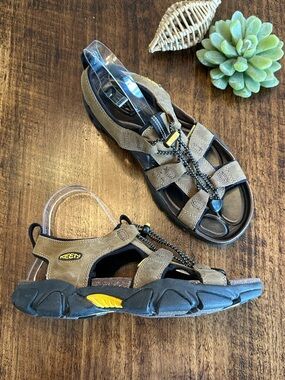 KEEN | Newport H2 Women’s Sandals Gorpcore Hiking Water Shoes, Sz. 9
